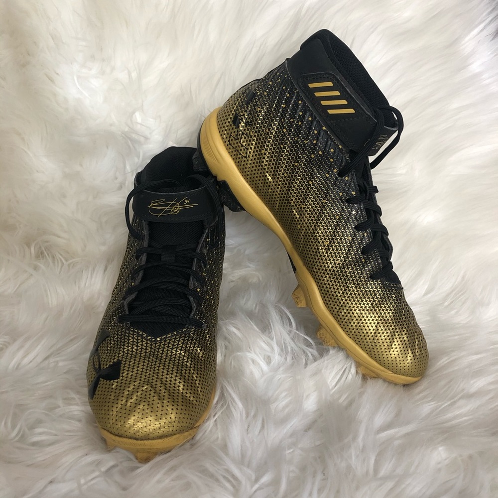 🥎Black and gold under armour softball cleats🥎